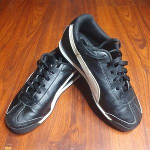 Puma Roma Black White Low Top Sneaker youth Size 2 C  Shoe